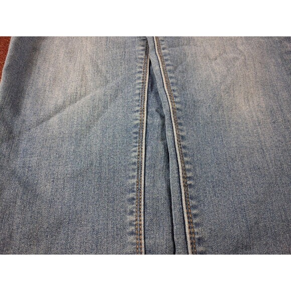 Almost Famous Premium Women’s Size 7 Light Wash Mid Rise Denim Jeans NWT - Picture 7 of 16